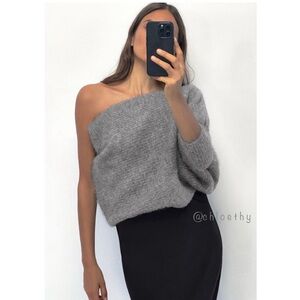 Brand New Zara's bestselling
Bolero with asymmetric sleeves made of 57% alpaca.